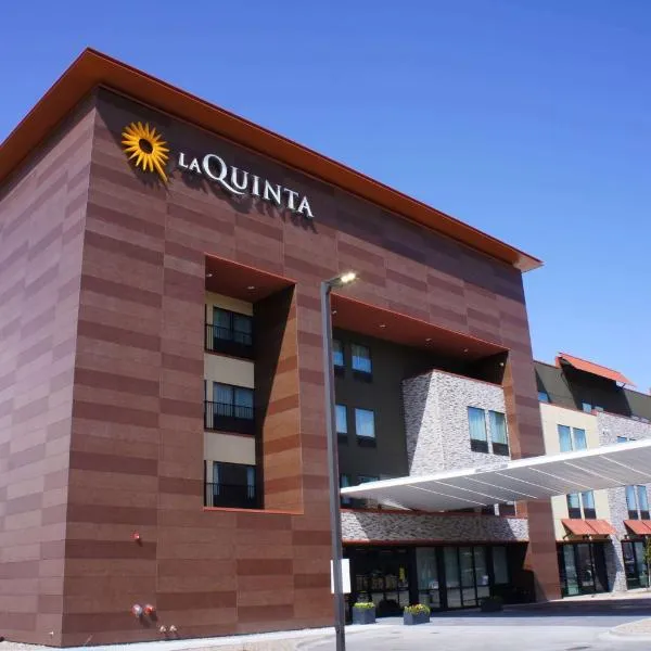 La Quinta Inn & Suites by Wyndham Littleton-Red Rocks，位于利特尔顿的酒店