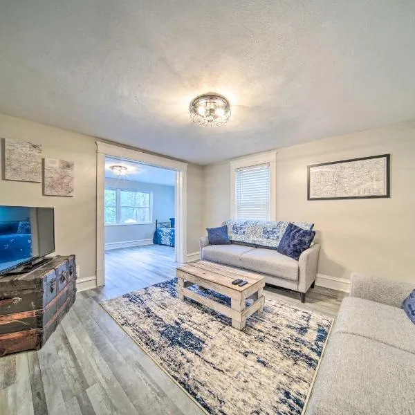 Meadville Apartment w/ Deck < 2 Mi to Allegheny!，位于米德维尔的酒店