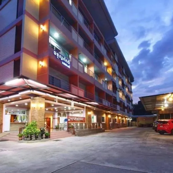杰仑扎克格兰德酒店，位于Ban Laem Muang的酒店