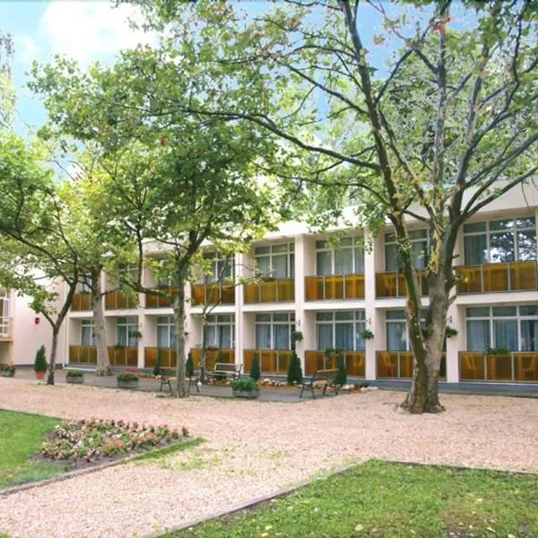 PSZ Hotel Beach Földvár，位于Bálványos的酒店