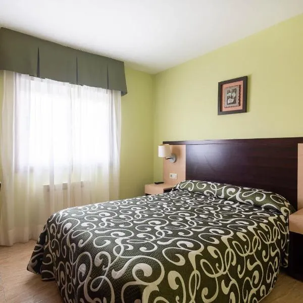 Hotel Canaima Bruma 1,5 k Camino，位于Carral的酒店