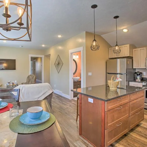 Cozy and Urban Ludington Apt about 1 Mi to Lake Michigan，位于拉丁顿的酒店