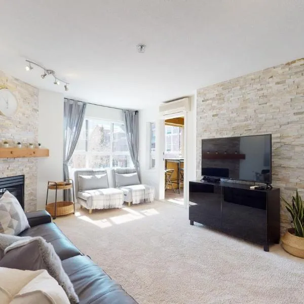 Beautiful Marketplace Condo with Mountain Views，位于惠斯勒的酒店