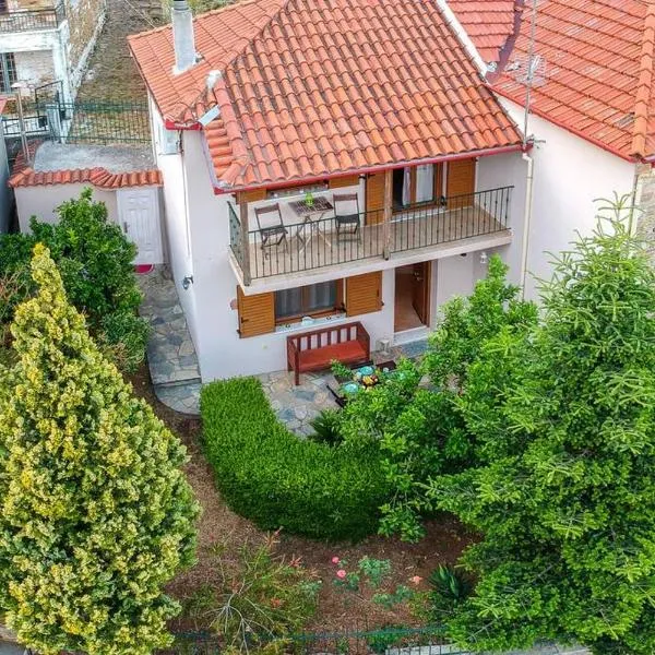 Small House with Garden & View，位于Promírion的酒店
