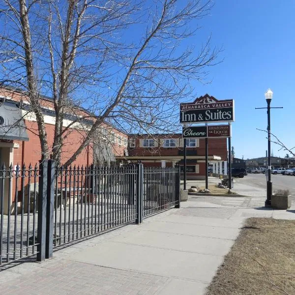 阿萨巴斯卡谷套房酒店，位于欣顿的酒店