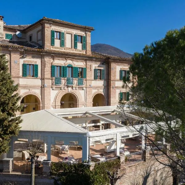 马尔凯塞德尔格里洛酒店，位于Poggio San Vicino的酒店