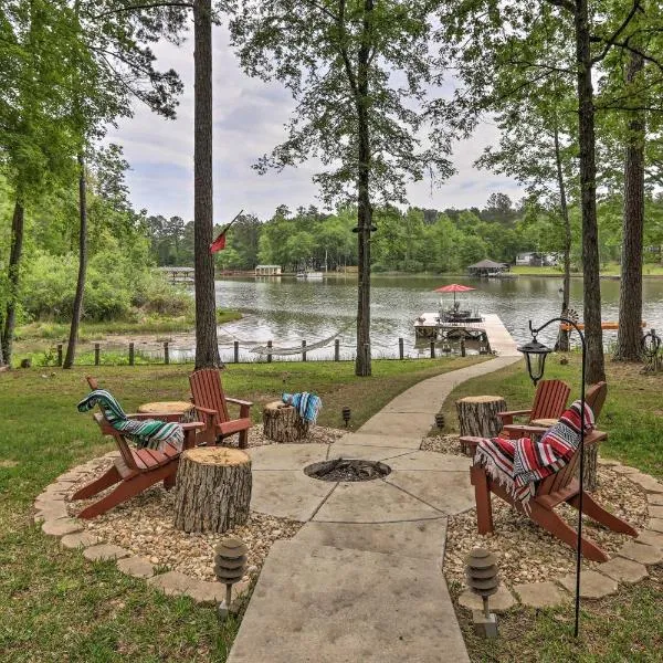 Lakefront Sparta Home Fire Pit, Dock and Kayak，位于Sparta的酒店