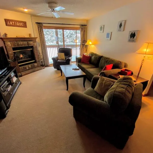 S4 Ski Slope Views Bretton Woods condo with easy access to Mt Washington Skiing White Mountains，位于Carroll的酒店