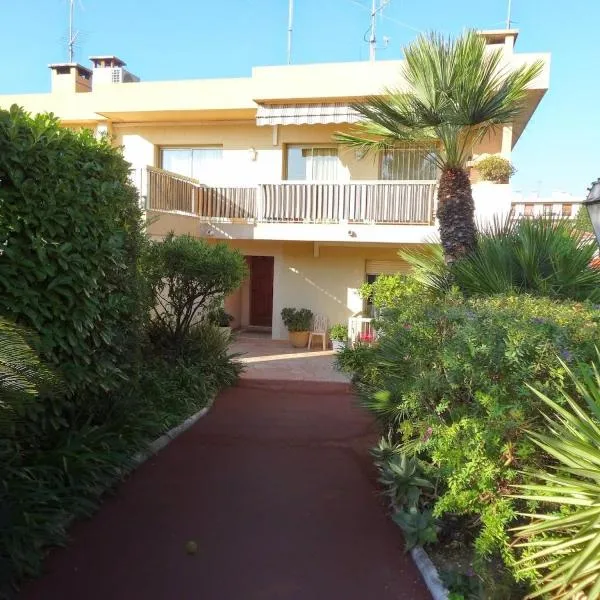 Les Ondes - Terrasse RdC Villa Calme Parking Proche Plage，位于昂蒂布的酒店