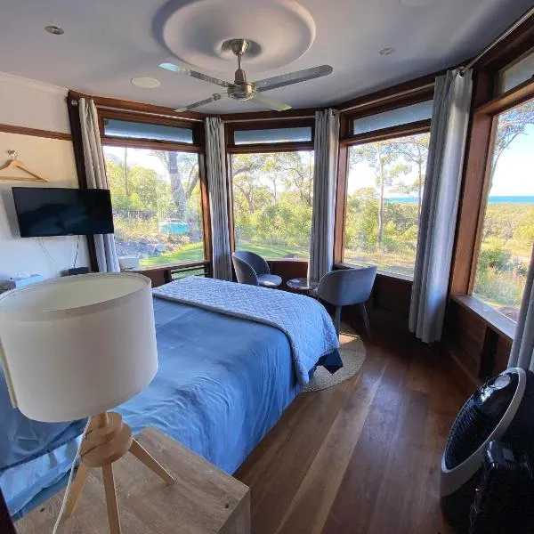 The Pool House - Crescent Head - stunning ocean views, pet friendly，位于新月岬的酒店