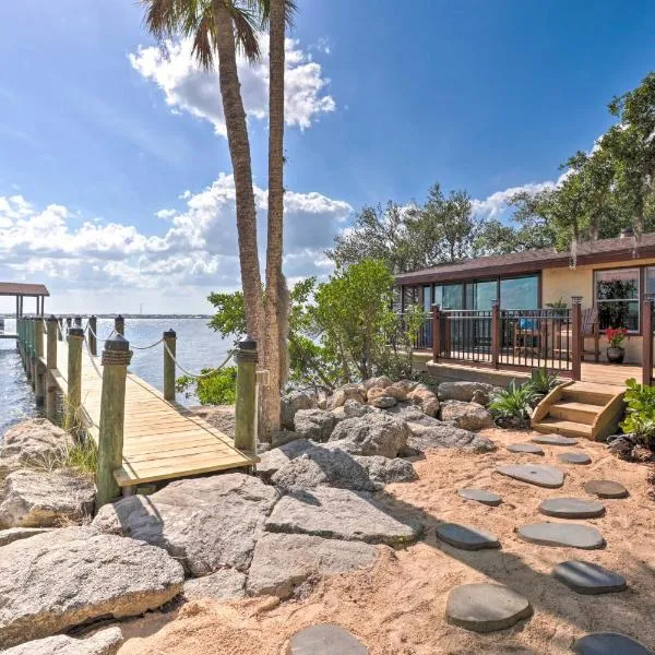 Riverfront Merritt Island Bungalow with Dock and Deck，位于Merritt Island的酒店