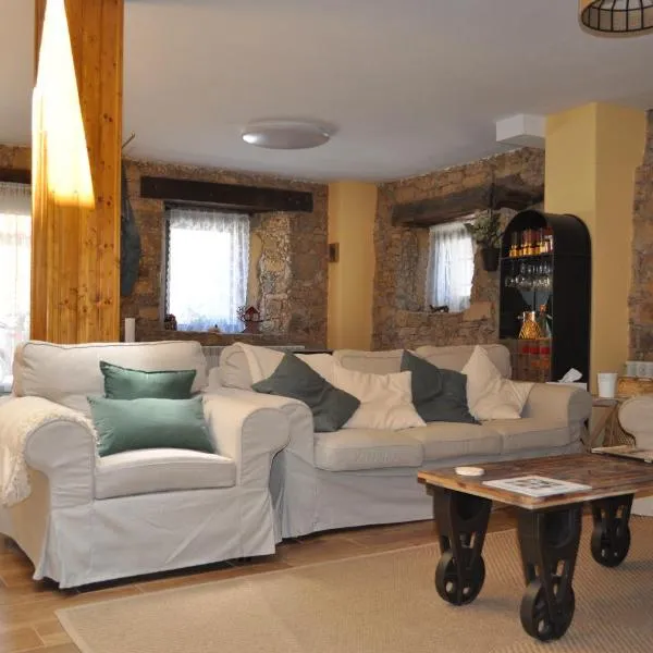 El Rincón Secreto de Gredos especializada en celiaquía y diabetes y jacuzzi，位于Tormellas的酒店