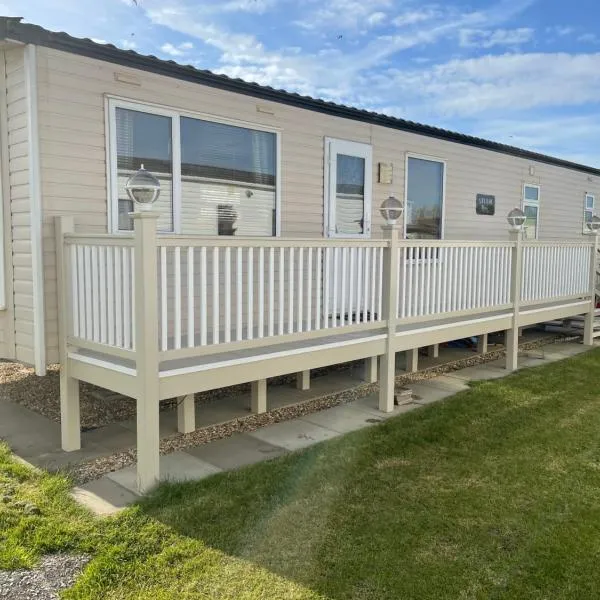 6 Berth Caravan Happy Days North Chapel St Leonards，位于斯凯格内斯的酒店