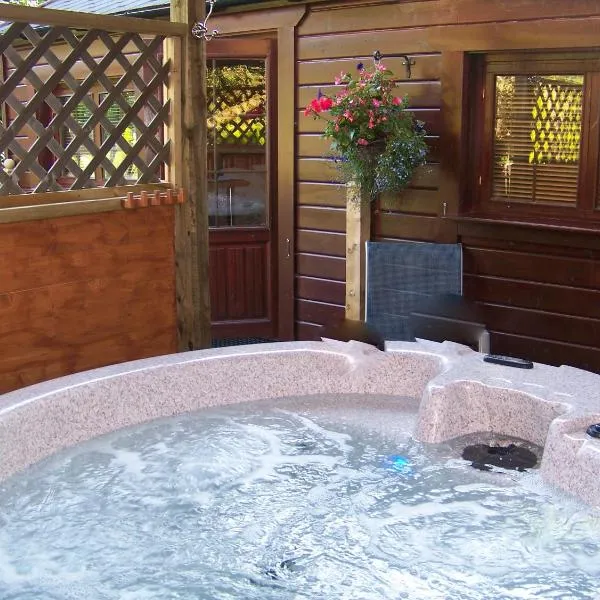 Cypress Log Cabins Accommodation，位于Godshill的酒店