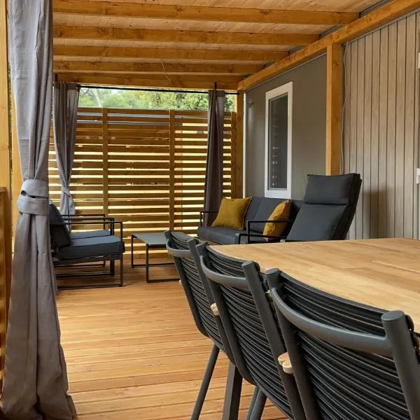 Mobile Home Bartol，位于比奥格勒·纳·莫鲁的酒店