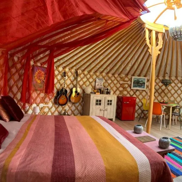 Overnachten in een luxe yurt!，位于坎珀兰的酒店