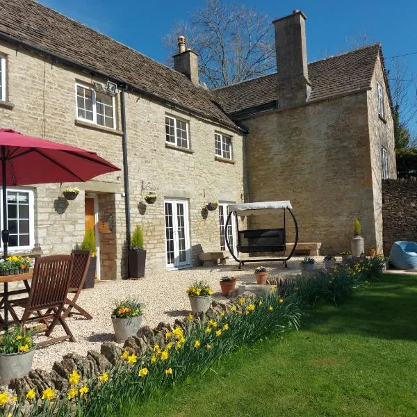 Thames Head Wharf - Historic Cotswold Cottage with Stunning Countryside Views，位于赛伦塞斯特的酒店