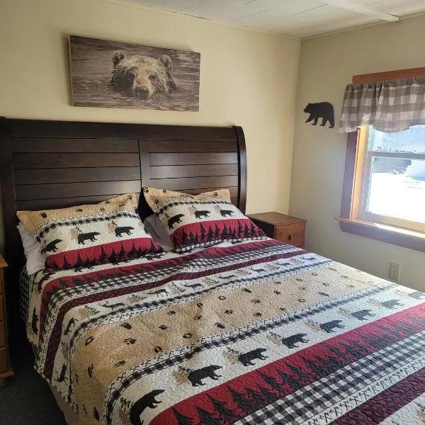 Ladd Pond Cabins and Campground, LLC,位于Colebrook的酒店