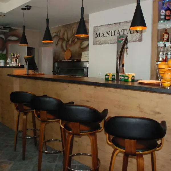 Hotelik Manhatan，位于波德拉谢地区拉曾的酒店