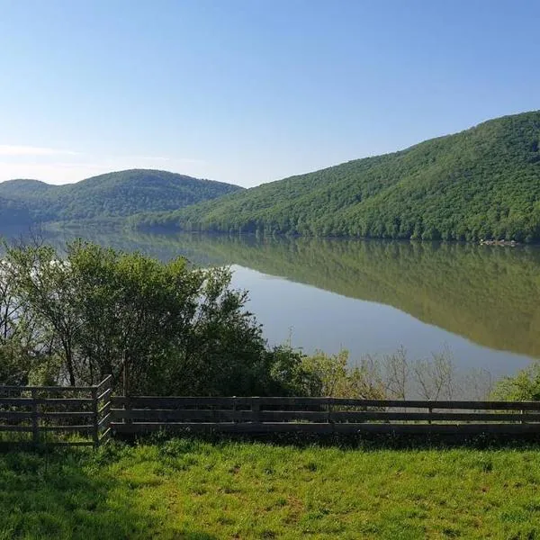 Entire Chalet, Amazing Panoramic View of Calinesti Oas Lake，位于Cămărzana的酒店