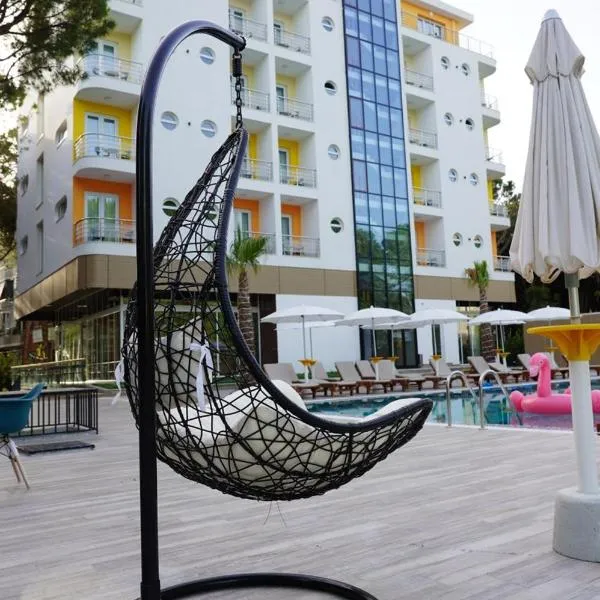 Hotel Monaco & Garden，位于格勒姆的酒店