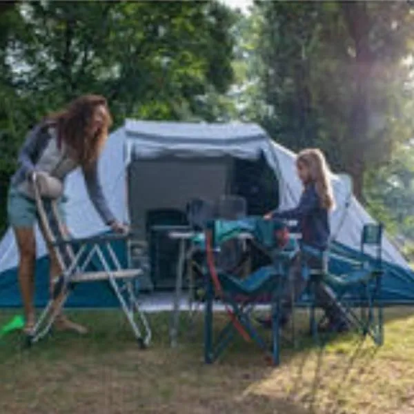 Les Hortensias grande tente familiale deux chambres et séjour vue mer sur camping nature，位于Peulven的酒店