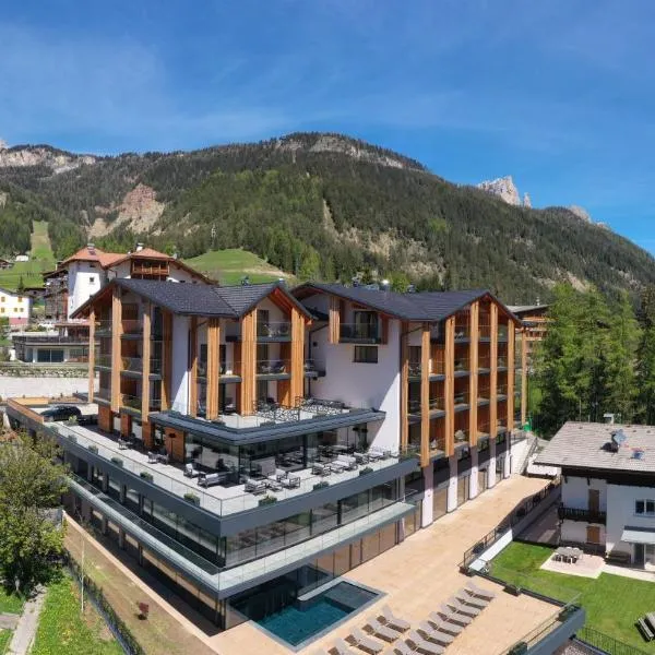 Ciampedie Luxury Alpine Spa Hotel，位于阿尔巴迪卡纳泽伊的酒店