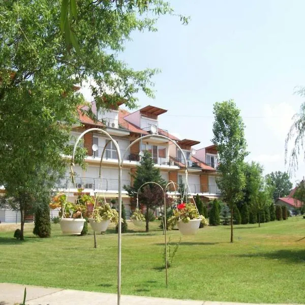 Cserke Napfény Apartman，位于Tiszakürt的酒店