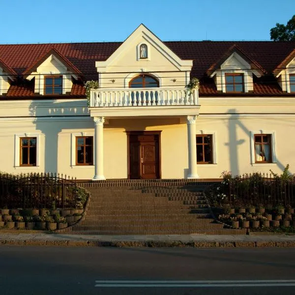 家庭式酒店及市政厅，位于奥格罗杰涅茨的酒店