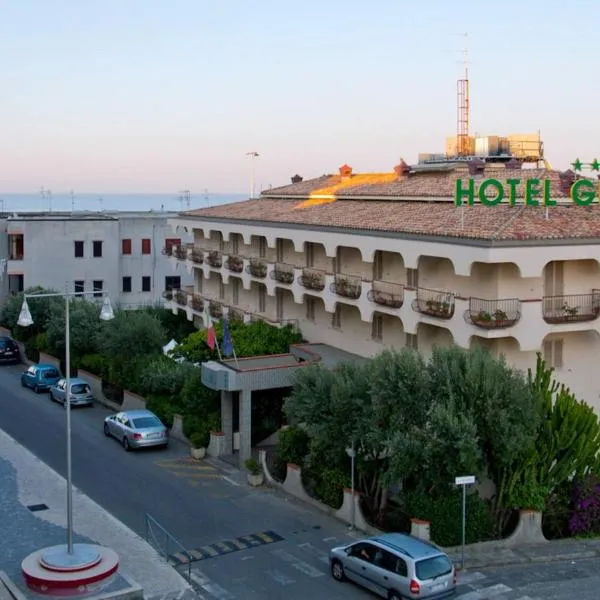 格里乌丽维酒店，位于San Sostene Marina的酒店