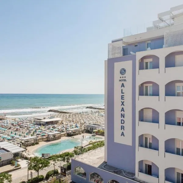 Hotel Alexandra - Beach Front -XXL Breakfast & Brunch until 12 30pm，位于米萨诺阿德里亚蒂科的酒店