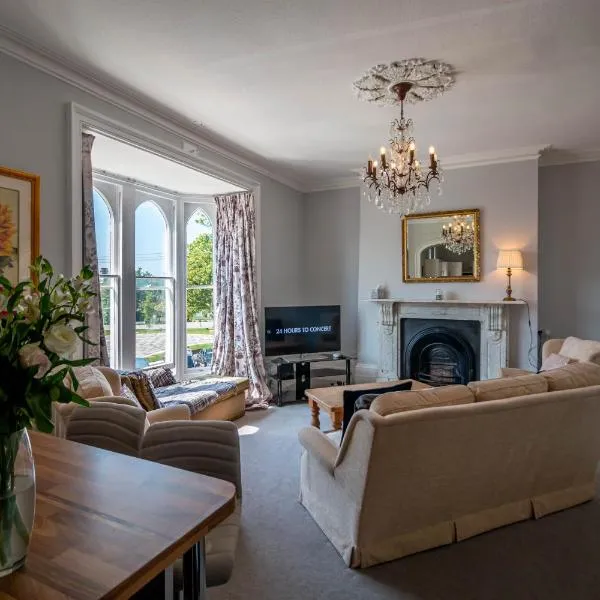 Grand 2 bed Georgian apartment at Florence House with king bed, in the heart of Herne Bay & 300m from beach，位于Beltinge的酒店