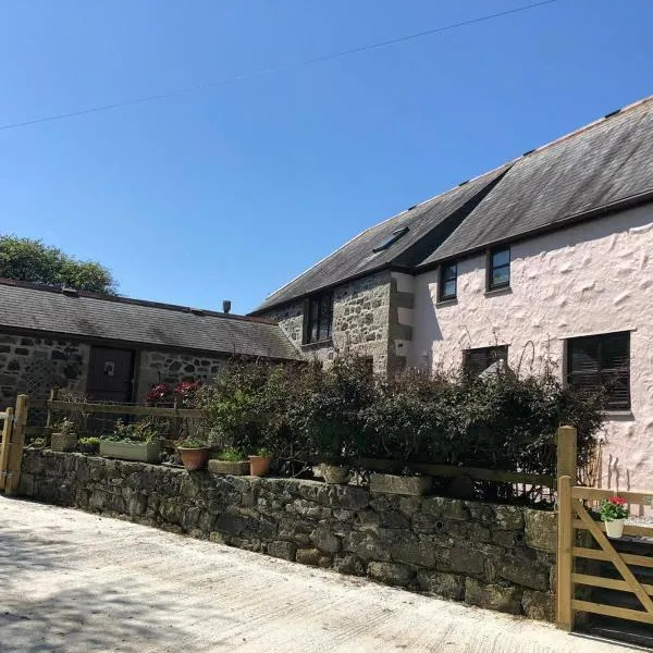 Farm accommodation - The Lizard Peninsula, Cornwall，位于赫尔斯顿的酒店