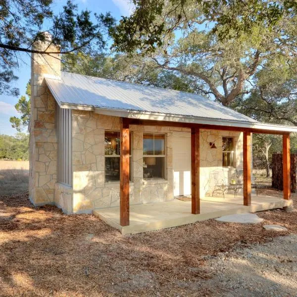 Cabins at Flite Acres-Texas Sage，位于Woodcreek的酒店