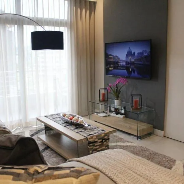 Furnished, 1-bedroom, luxury apartment in Menlyn Maine，位于比勒陀利亚的酒店