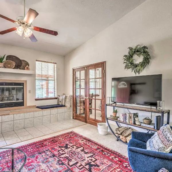 Charming Cloudcroft Cabin with Deck and Mtn Views，位于克劳德克罗夫特的酒店