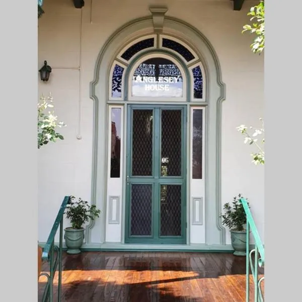 Anglesey House Iconic Forbes CBD Heritage Home，位于福布斯的酒店