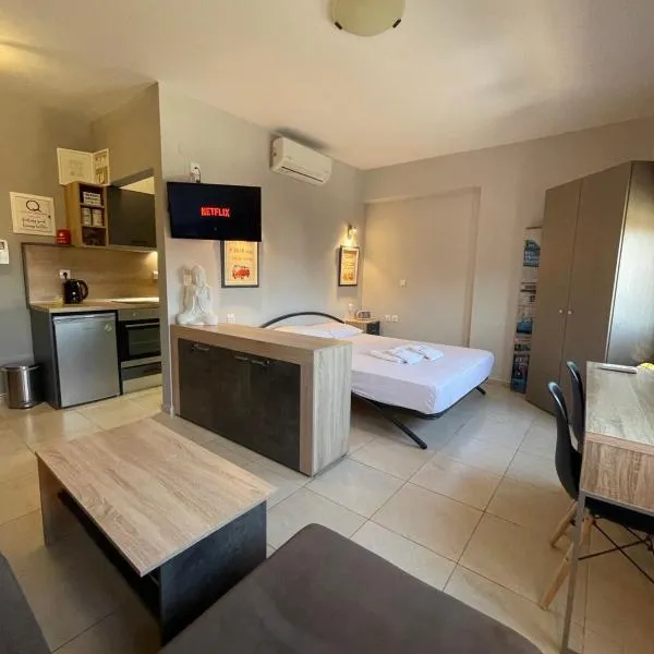 Q luxury rooms Perea center，位于佩雷亚的酒店