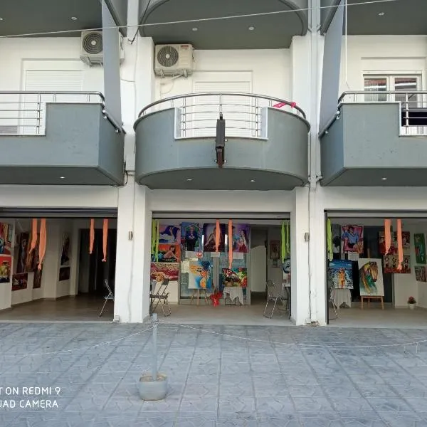 Artistic Rent Rooms & Apartments，位于尼亚·卡利克拉提亚的酒店