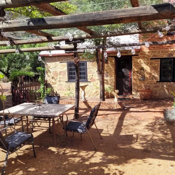 The Gate House, 2 storey Historic Accommodation with mod cons，位于Hoddy Well的酒店