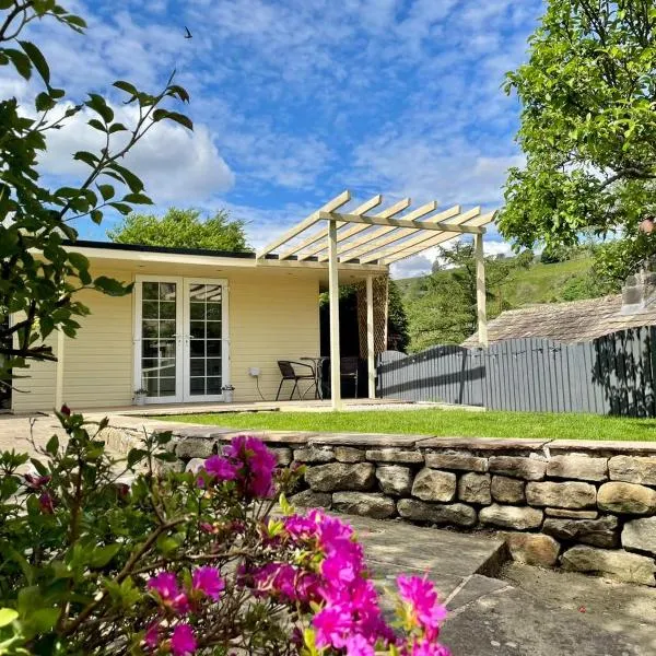 Apple tree hut, in a private garden，位于格拉辛顿的酒店