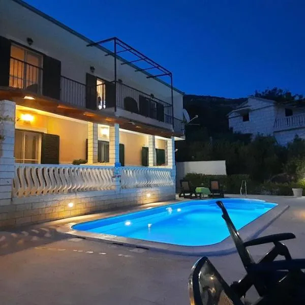 Apartments SUHO Komiza，位于科米扎的酒店