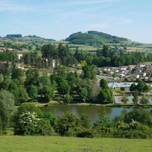 Camping de Matour，位于Saint-Bonnet-des-Bruyères的酒店