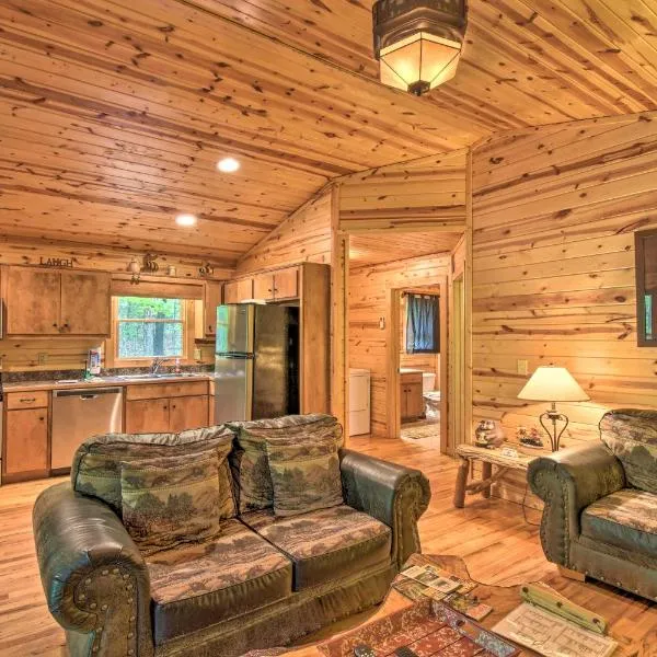 The HoneyBee Cabin with Private Porch and Hot Tub，位于Clarkesville的酒店