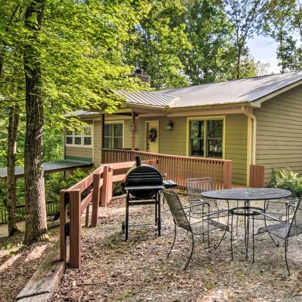 Pet-Friendly Clarkesville Cabin Rental Near Helen!，位于Clarkesville的酒店