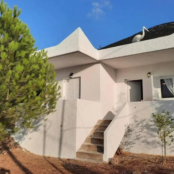 White Villa in Olive trees and Seaview to Panagia，位于Tsakaíoi的酒店