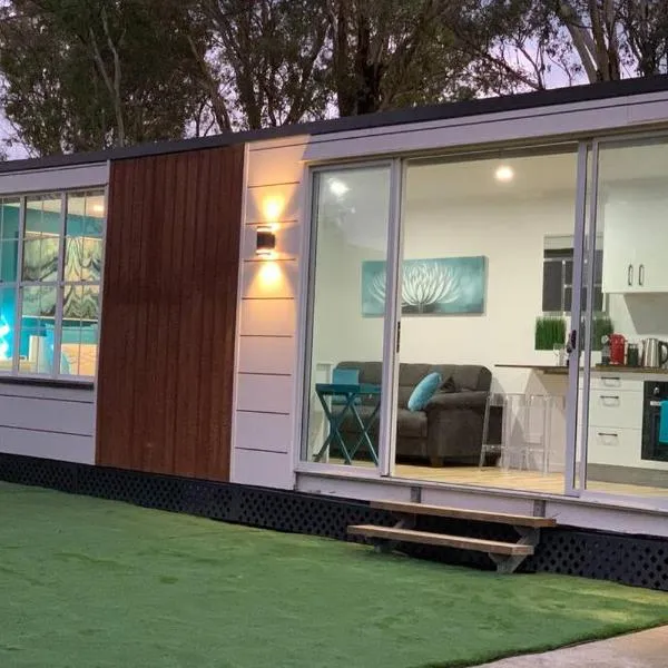 Tiny House in Belconnen 1BR Self Contained Wine，位于Higgins的酒店