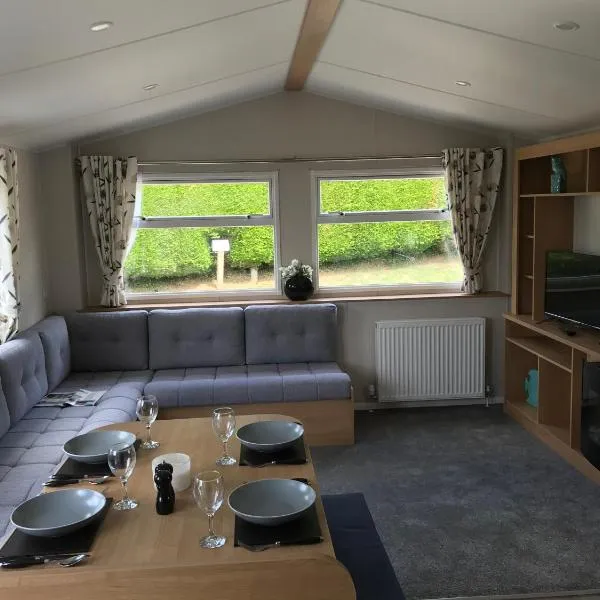 Exclusive 3 Bedroom Caravan, Sleeps 8 People at Parkdean Newquay Holiday Park, Cornwall, UK，位于Porth的酒店