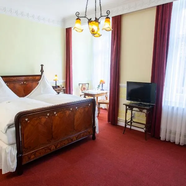 Hotel Goldener Löwe，位于凯沃拉尔的酒店