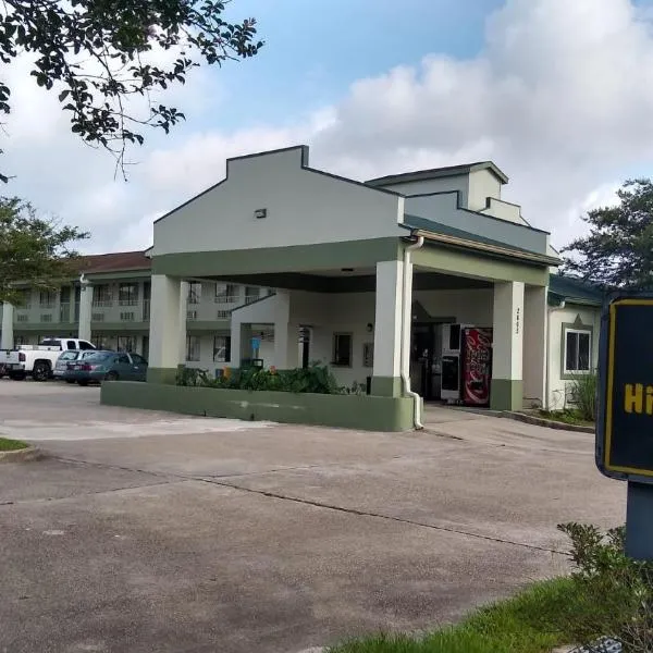 Highland Inn Denham Springs Baton Rouge East，位于德纳姆斯普林斯的酒店